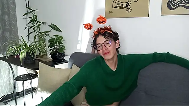 Snapshot of Norehg chatting on 10.12.25 Norehg online show from 10.12.25