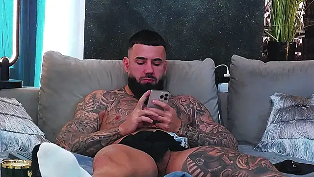 Snapshot of masterkingofmusclee chatting on 02.13.25 masterkingofmusclee online show from 02.13.25