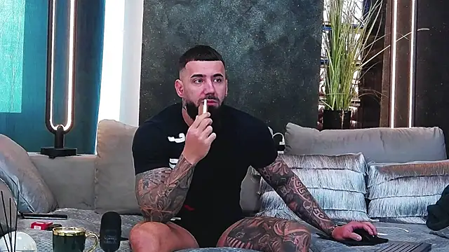 Snapshot of masterkingofmusclee chatting on 02.14.25 masterkingofmusclee online show from 02.14.25