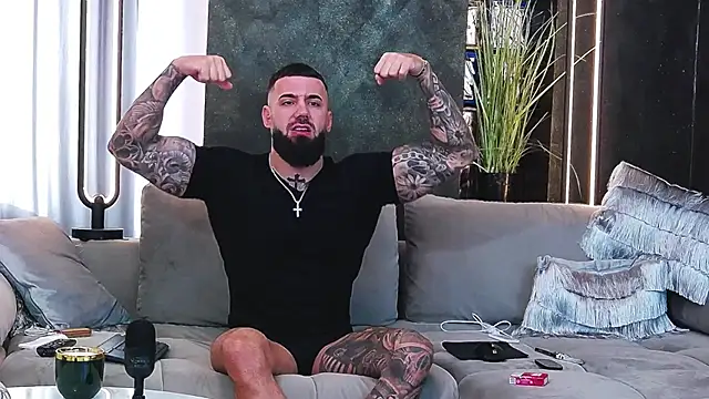 Snapshot of masterkingofmusclee chatting on 03.11.25 masterkingofmusclee online show from 03.11.25