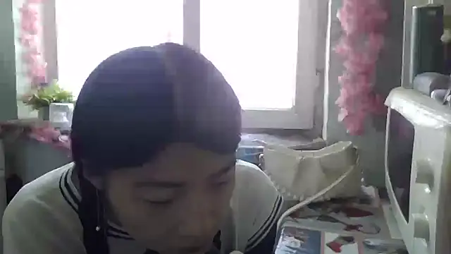 CarlyJoy online show from 10.04.25