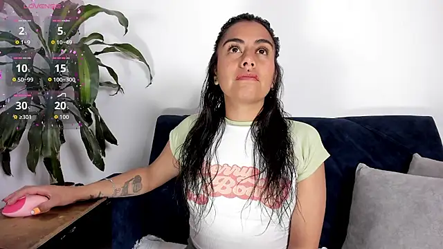 Snapshot of im_amber chatting on 10.02.25 im amber online show from 10.02.25