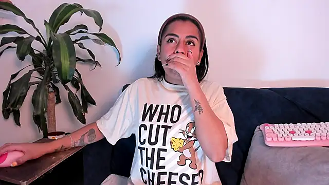 Snapshot of im_amber chatting on 10.23.25 im amber online show from 10.23.25