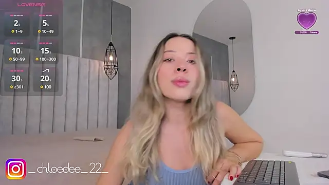 Snapshot of chloe_d chatting on 01.21.25 chloe d online show from 01.21.25