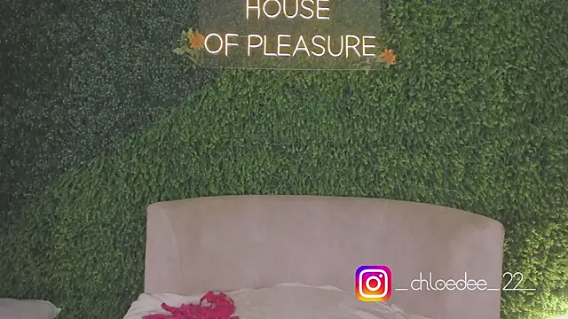 Snapshot of chloe_d chatting on 10.03.25 chloe d online show from 10.03.25