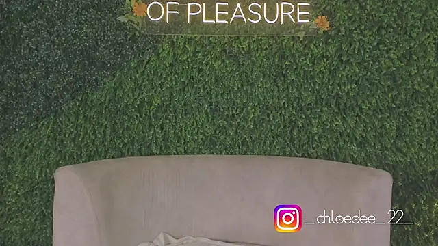 Snapshot of chloe_d chatting on 10.07.25 chloe d online show from 10.07.25