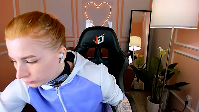 Snapshot of Mira__Blush chatting on 02.12.25 Mira Blush online show from 02.12.25