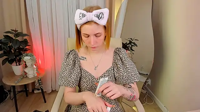 Snapshot of Mira__Blush chatting on 03.19.25 Mira Blush online show from 03.19.25