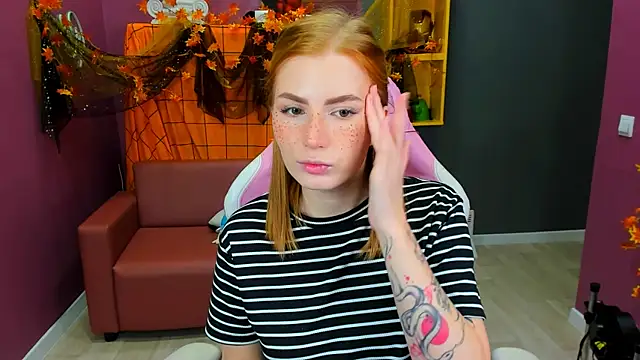 Snapshot of Mira__Blush chatting on 10.14.25 Mira Blush online show from 10.14.25