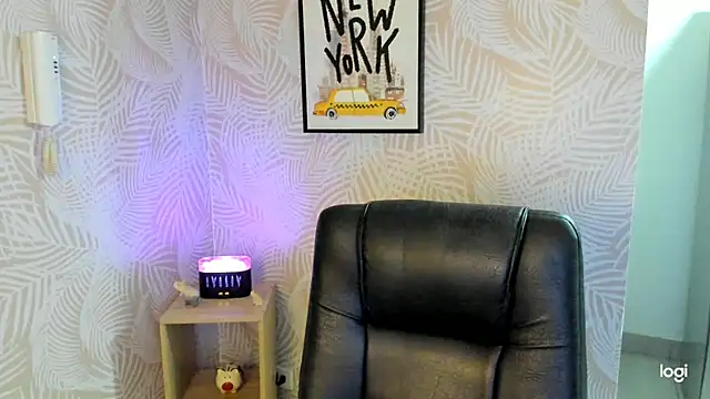 Snapshot of sexyyykloee chatting on 01.28.25 sexyyykloee online show from 01.28.25