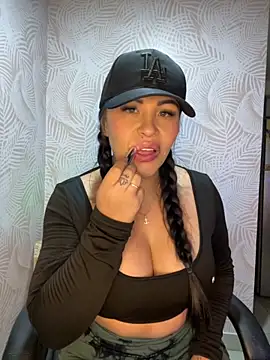 Snapshot of sexyyykloee chatting on 10.21.25 sexyyykloee online show from 10.21.25