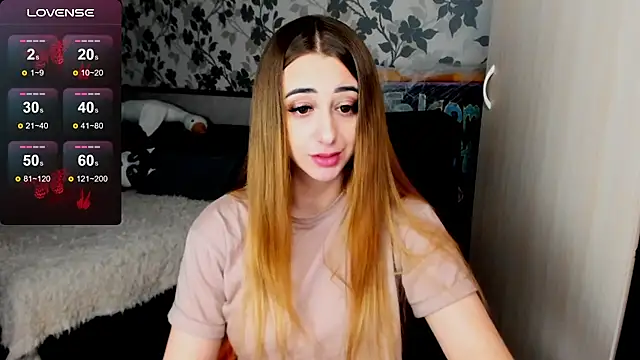 Snapshot of weakness4u chatting on 03.19.25 weakness4u online show from 03.19.25