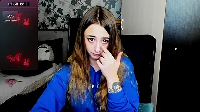 Snapshot of weakness4u chatting on 10.21.25 weakness4u online show from 10.21.25