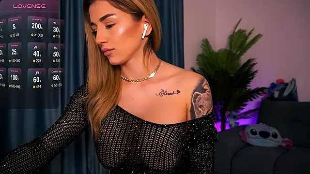 Snapshot of AishaCarter chatting on 02.02.25 AishaCarter online show from 02.02.25