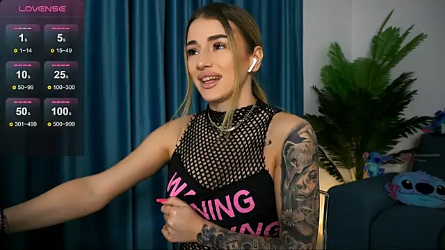 Snapshot of AishaCarter chatting on 02.03.25 AishaCarter online show from 02.03.25