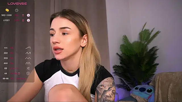 Snapshot of AishaCarter chatting on 02.12.25 AishaCarter online show from 02.12.25