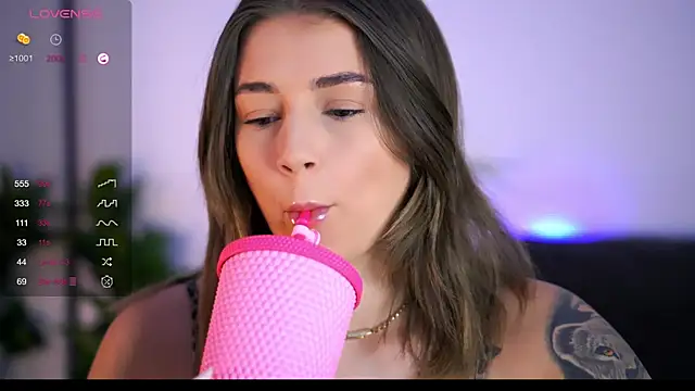 Snapshot of AishaCarter chatting on 09.11.25 AishaCarter online show from 09.11.25