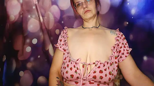 Snapshot of Carlysmiles chatting on 11.12.25 Carlysmiles online show from 11.12.25