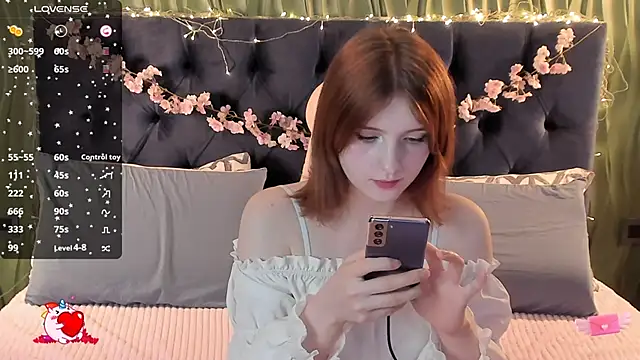 Snapshot of AliceLanley chatting on 11.19.25 AliceLanley online show from 11.19.25