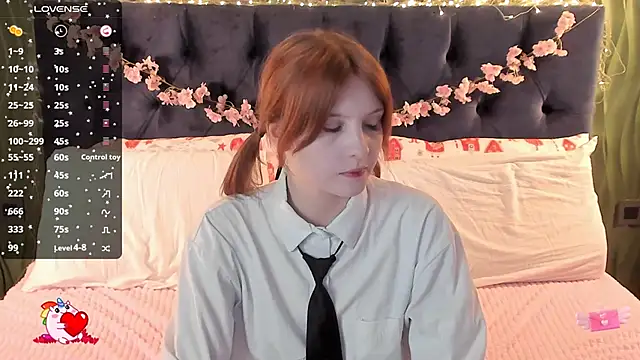 Snapshot of AliceLanley chatting on 12.14.25 AliceLanley online show from 12.14.25