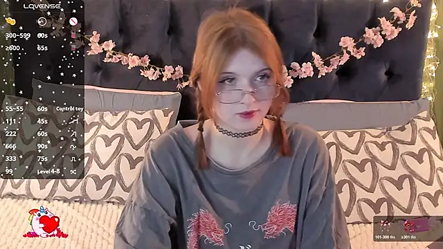 Snapshot of AliceLanley chatting on 04.12.26 AliceLanley online show from 04.12.26