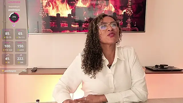 Snapshot of _Victoria_Hills chatting on 10.11.25 Victoria Hills online show from 10.11.25