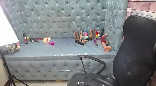 HornySkinny26 online show from 03.11.25