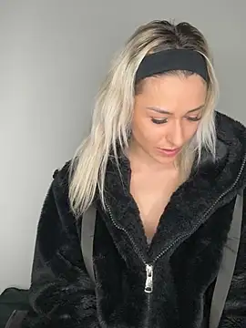 Snapshot of petrouchkaaa_ chatting on 01.12.25 petrouchkaaa online show from 01.12.25