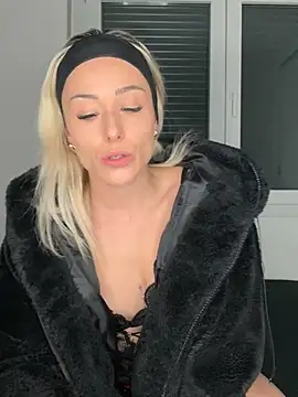 Snapshot of petrouchkaaa_ chatting on 02.02.25 petrouchkaaa online show from 02.02.25