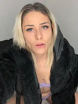 Snapshot of petrouchkaaa_ chatting on 03.21.25 petrouchkaaa online show from 03.21.25