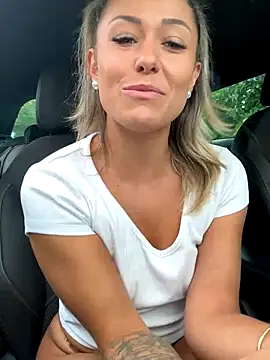 Snapshot of petrouchkaaa_ chatting on 09.30.25 petrouchkaaa online show from 09.30.25