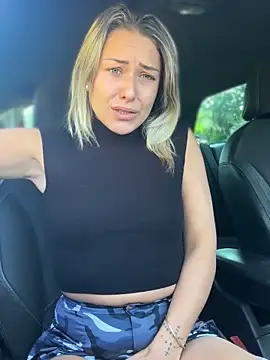 Snapshot of petrouchkaaa_ chatting on 10.18.25 petrouchkaaa online show from 10.18.25