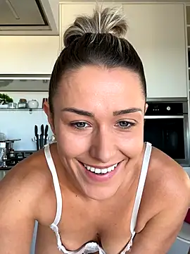 Snapshot of petrouchkaaa_ chatting on 11.25.25 petrouchkaaa online show from 11.25.25