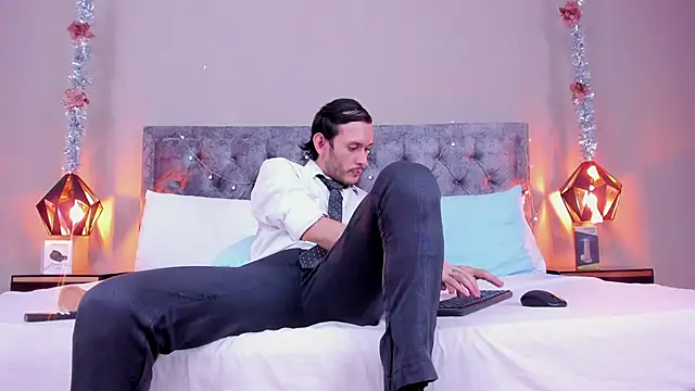 Snapshot of jeanpiere_ chatting on 12.19.24 jeanpiere online show from 12.19.24