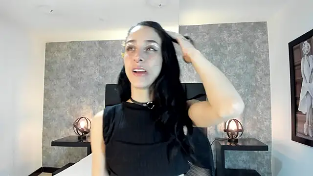 Snapshot of lhiamfit chatting on 12.14.24 lhiamfit online show from 12.14.24