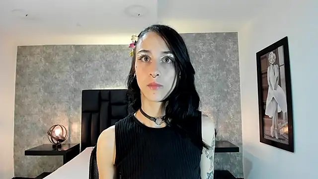 Snapshot of lhiamfit chatting on 12.14.24 lhiamfit online show from 12.14.24