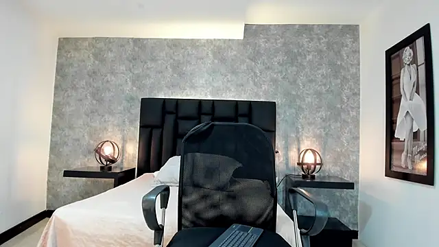 Snapshot of lhiamfit chatting on 12.14.24 lhiamfit online show from 12.14.24