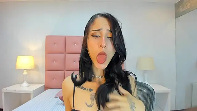 Snapshot of lhiamfit chatting on 12.17.24 lhiamfit online show from 12.17.24