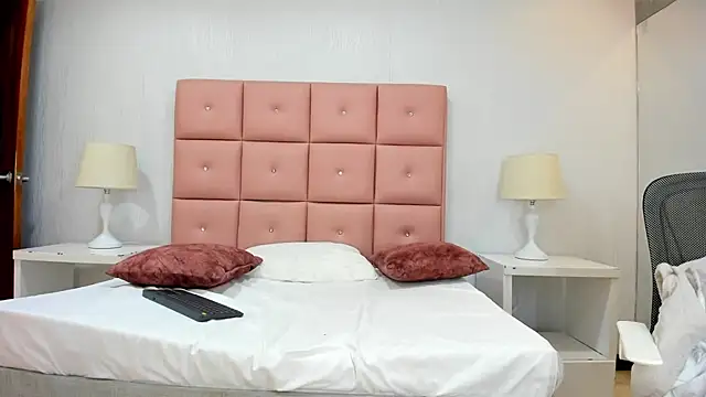 Snapshot of lhiamfit chatting on 12.28.24 lhiamfit online show from 12.28.24