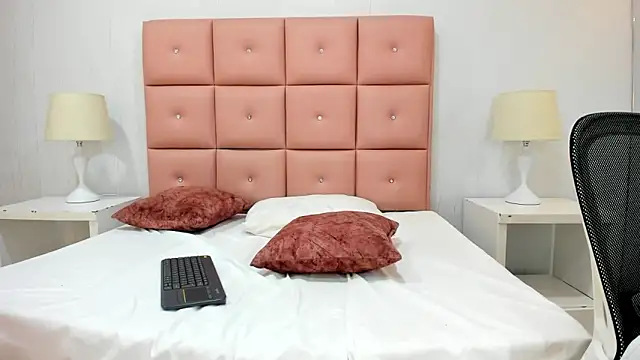 Snapshot of lhiamfit chatting on 12.28.24 lhiamfit online show from 12.28.24