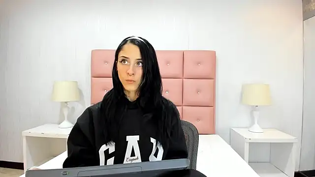 Snapshot of lhiamfit chatting on 12.31.24 lhiamfit online show from 12.31.24