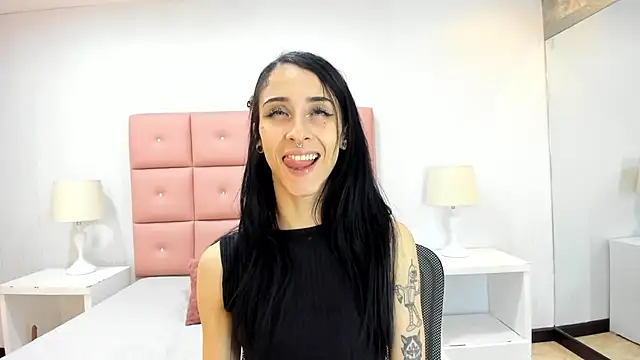 Snapshot of lhiamfit chatting on 01.24.25 lhiamfit online show from 01.24.25