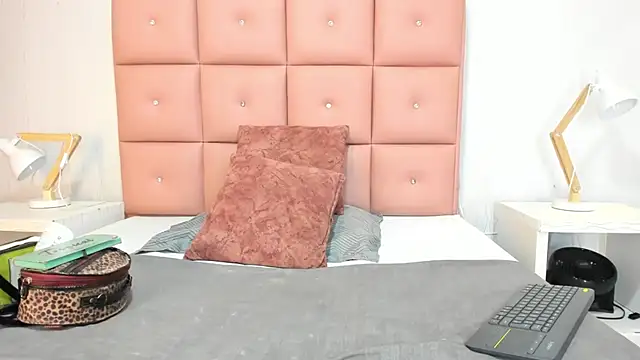 Snapshot of lhiamfit chatting on 12.02.25 lhiamfit online show from 12.02.25