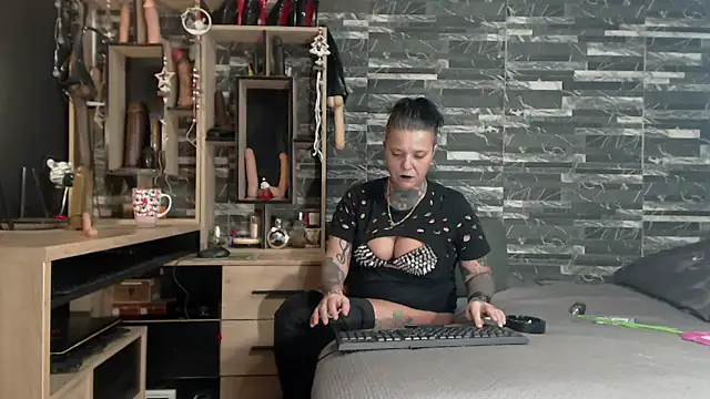 Snapshot of Mistress_Miry chatting on 12.23.24 Mistress Miry online show from 12.23.24
