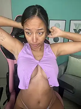 Snapshot of DianaHopson chatting on 01.24.25 DianaHopson online show from 01.24.25