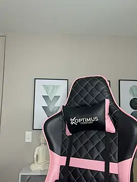 Snapshot of DianaHopson chatting on 02.05.25 DianaHopson online show from 02.05.25