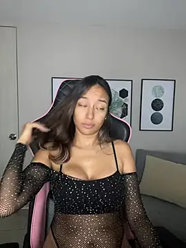 Snapshot of DianaHopson chatting on 02.05.25 DianaHopson online show from 02.05.25