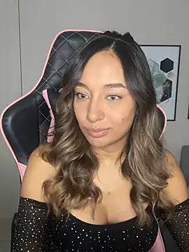 Snapshot of DianaHopson chatting on 02.09.25 DianaHopson online show from 02.09.25