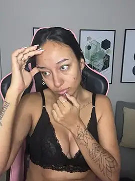 Snapshot of DianaHopson chatting on 02.09.25 DianaHopson online show from 02.09.25