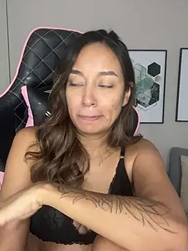 Snapshot of DianaHopson chatting on 02.09.25 DianaHopson online show from 02.09.25